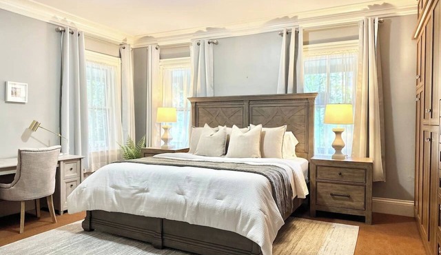 Luxury California King 1 Bedroom at Hale House