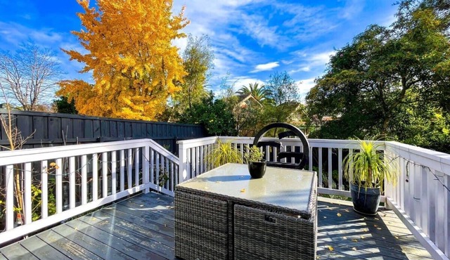 Luxury Camberwell 3BR Retreat | Sunny Deck & Yard