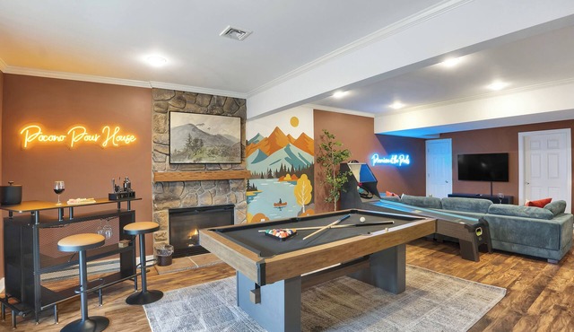 Luxury Camelback Summit: 5bed 4bath, Hot Tub, Game Room, Movie Room, Slope Views