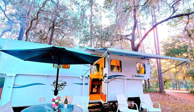 Luxury Camper Under the Stars/Fire Pit, Hammock & Pet-Friendly Retreat