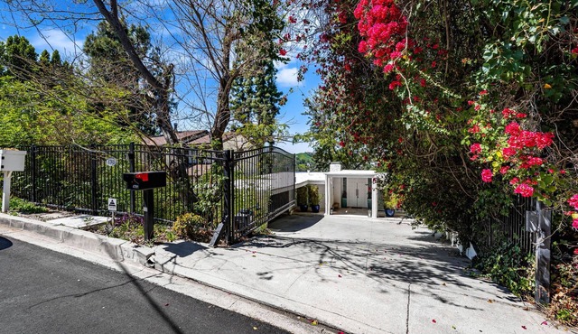 Luxury Canyon Retreat w/Sauna, Gym, & Stunning 180° Views Near Topanga