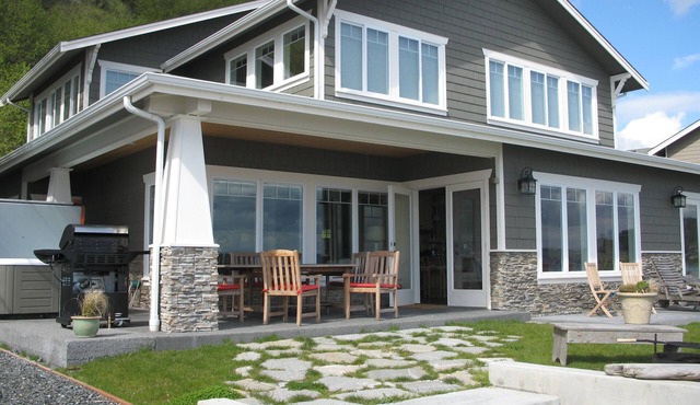 Luxury Cape Cod on Tranquil, Tidal, Sandy Beach, Beds up to 12, Close to Seattle