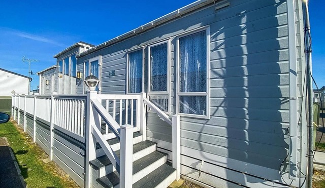 Luxury caravan at Seaview Holiday Park in Kent ref 47034PB