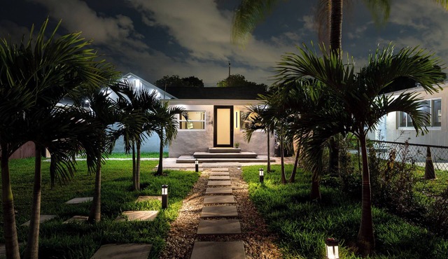 Luxury Casa Cusco in Hollywood [Hot Tub & Backyard Oasis]
