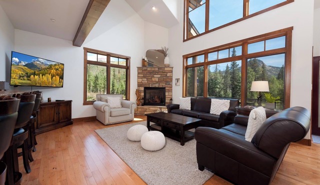 Luxury Cascade Village Townhome/Amazing Views/2 mi to Purg