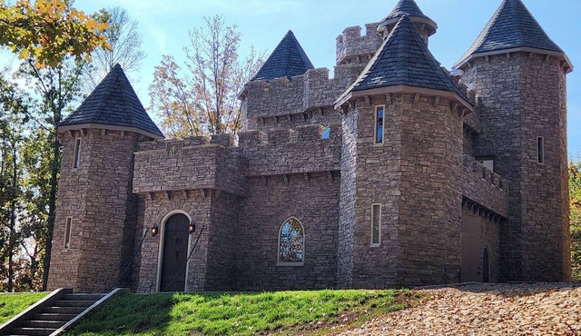 Luxury Castle w/hot tub sleeps 8 w/treasure hunt
