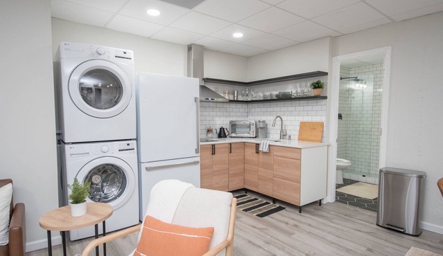 Luxury Centrally-Located 1BR/1BA Basement Apartment with Gym and W/D in Unit