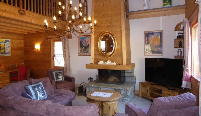 Luxury chalet for 10 people, near slopes, private parking