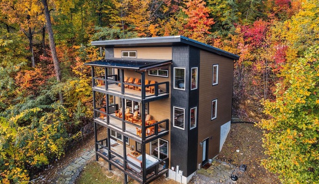 Luxury Chalet.2 miles from Gatlinburg. Heated Pool. Hot Tub. Arcade. Sleeps 14