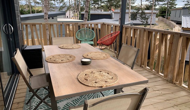 Luxury Chalet - 4 Guests - Heated Pool - Close to Beach & Shops - Free WiFi