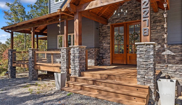 Luxury Chalet 4BR/5BA, movie rm, game rm, hot tub, amazing views in Murphy