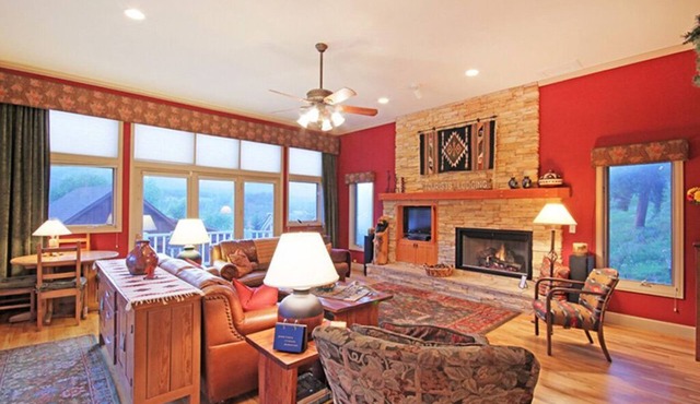 Luxury Chalet 5blk walk to Main, workspace, hot tub w/views, free ski shuttle