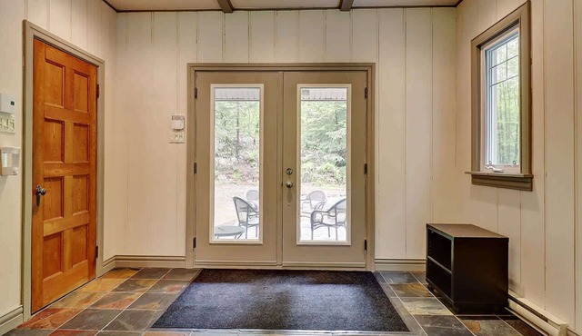 Luxury Chalet Austin: Hot Tub, Lake & Mountain View