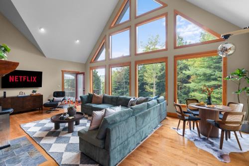 Luxury Chalet, Firepit, Sauna, Pet Friendly, 5 mins to Windham Mtn resort