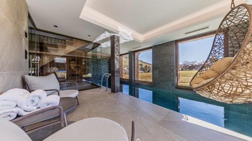 Luxury chalet - fireplace heated pool & sauna