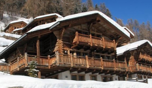 Luxury chalet for 10 to 12 people with breathtaking views over the valley: 1 double bedroom with bat