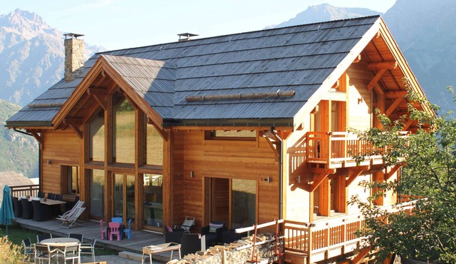 Luxury chalet (brand new) at Puy Saint Vincent 1400, nature, 250m to ski slopes