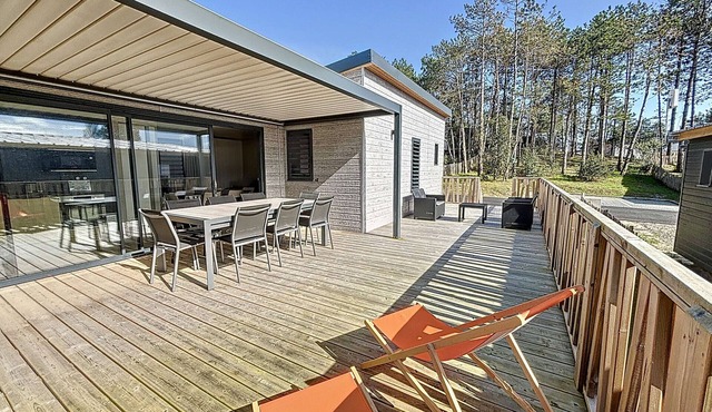 Luxury Chalet - Heated Pool, WiFi, 6 Sleeps, Near Beach & Shops