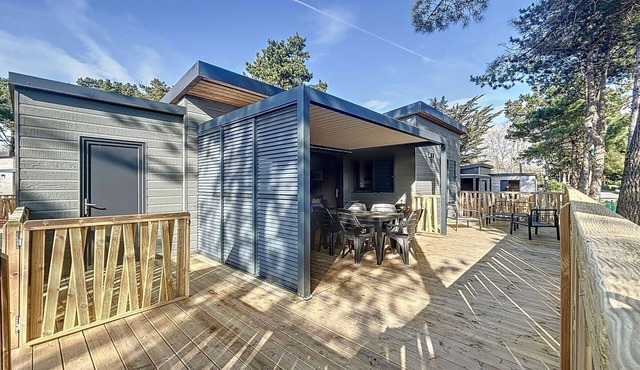 Luxury Chalet, Heated Pool, WIFI, 6 Guests, Walk to Beach
