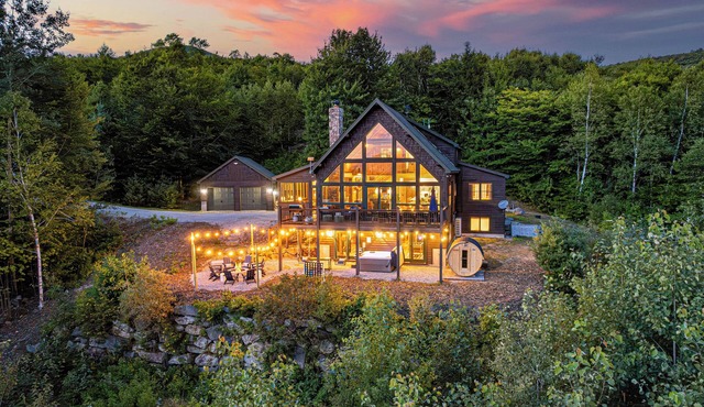 Luxury Chalet - Hot tub, Game room, Speakeasy, Mountain views, near Sunday River