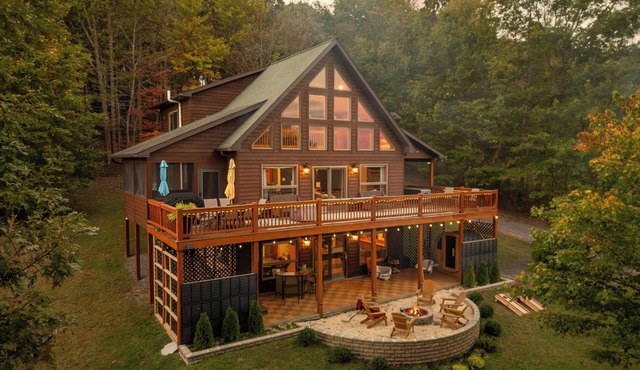 Luxury Chalet: Hot Tub + Sauna + Tesla EV + Starlink. Mins to Wisp!