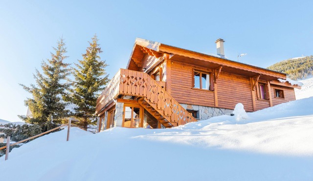 Luxury chalet in Alpe d'Huez at the foot of the slopes, close to shops