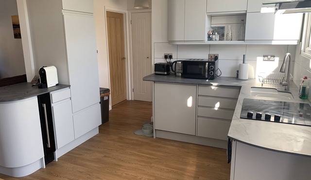 Luxury chalet in wonderful Pembrokeshire National Park, beach & coast path