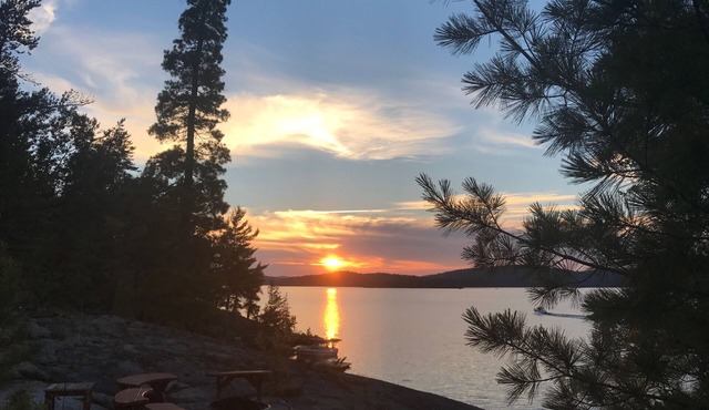 Luxury Chalet in Provincial Park on crystal clear Lake Talon