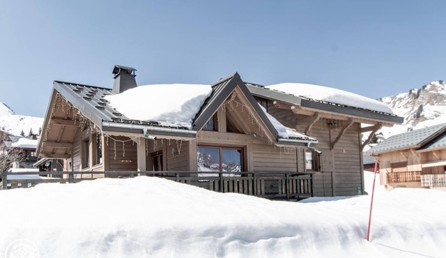 Luxury chalet in the middle of the ski slopes