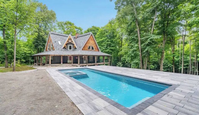 Luxury Chalet in the Woods w/Pool & Hot Tub, Near Wasaga Beach & Blue Mountain!