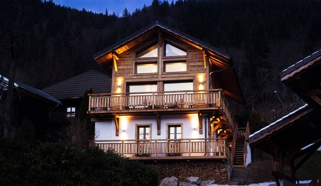 Luxury Chalet Morzine with panoramic views, 5 ensuite bedrooms and large hot tub