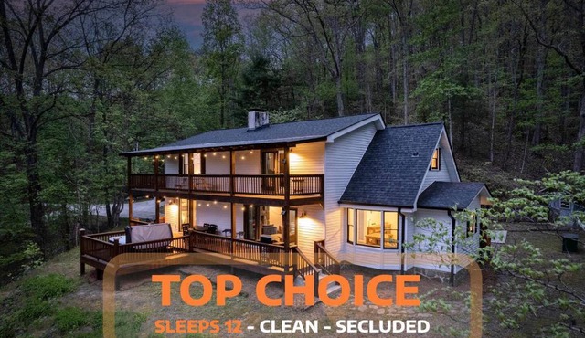 Luxury Chalet on 50 Acres, Hot Tub, Game Room, Mountain View & seasonal spring