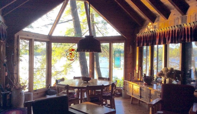 Luxury Chalet on Lakefront, Sleeps 8, Rhéaume Lake, 35 minutes to Ottawa