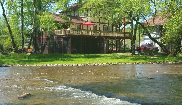 Luxury Chalet On The Chattahoochee River - Short Walk To Downtown Helen