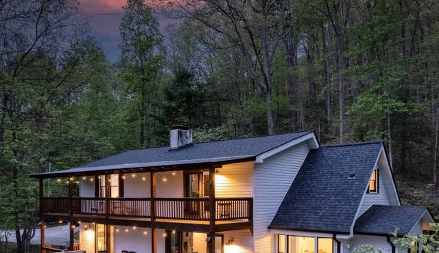 Luxury Chalet on 50 Acres w/Hot Tub, Game Room, Mountain View & seasonal spring