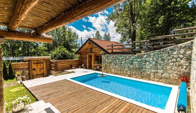 Luxury Chalet Regina with pool and jacuzzi surrounded by nature