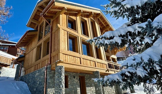 Luxury chalet sleeps 10/12, at the foot of the slopes, ESF and shops.
