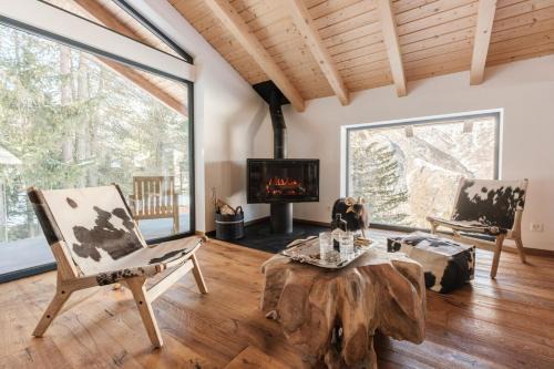 Luxury chalet with panoramic views, sauna, hot tub & cinema