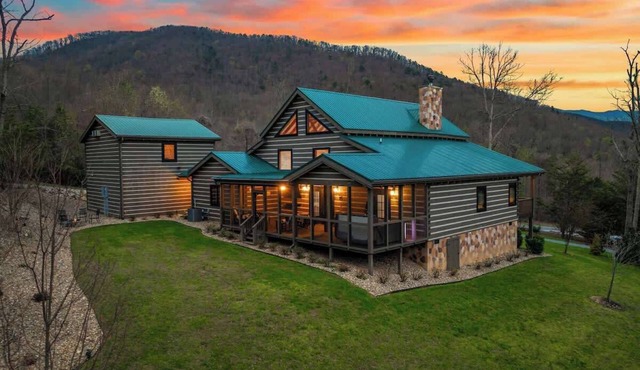 Luxury, Chalet with Private Suite, Secluded, and HotTub