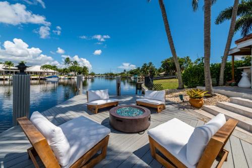 Luxury Channel Villa, Boat Dock and Private Pool, 5BR