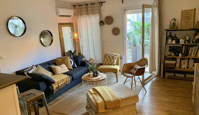 Luxury charm, terrace historic center Mazarin district with elevator