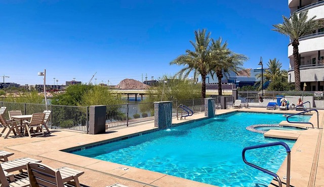 Luxury Charming 2-bedroom condo in Tempe Town Lake , pool, gym, car garage WiFi