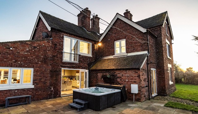 Luxury Cheshire Farmhouse Sleeps 14