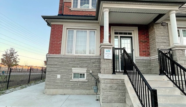 Luxury Chic 2BED End Unit in Central Brampton