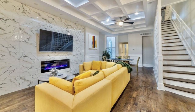 Luxury Chicago TH is a 10-minute drive to DWTN, perfect for city access RSV Now