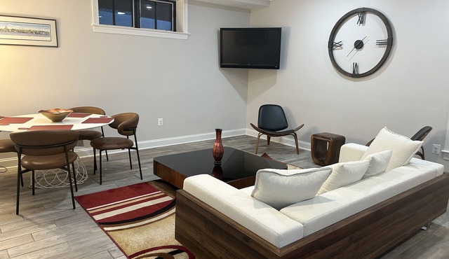 Luxury City 2bed/2bath Apt Sleeps 5 walk to Metro