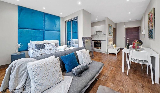 Luxury City Apt ~wifi~parking~long-stay Discounts