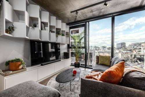 Luxury City Edge Living - Pool and Free Parking