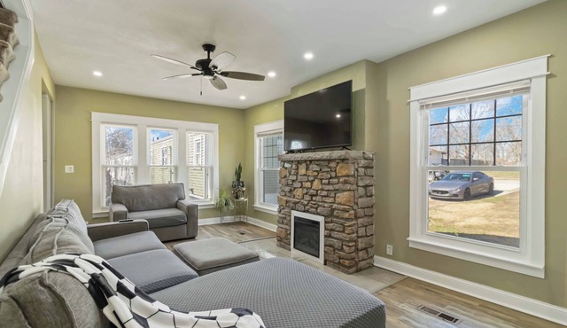 Luxury City Pad 4-bedroom house close to the action 11 minutes from Stadium
