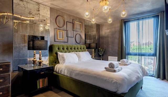 Luxury City Retreat sleeps 4 w/free secure EV parking. 7 min walk to cc